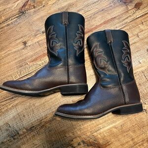 Youth boys size 2 boots by Magellan